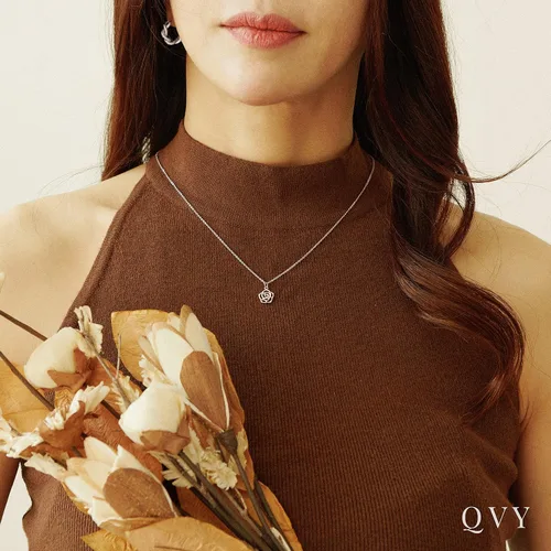 Vista 3 de QVY Delicado collar de flor de rosa simple para mujer, chapado en oro de 14 quilates, dije de contorno de rosa abierto, joyería natural, regalos