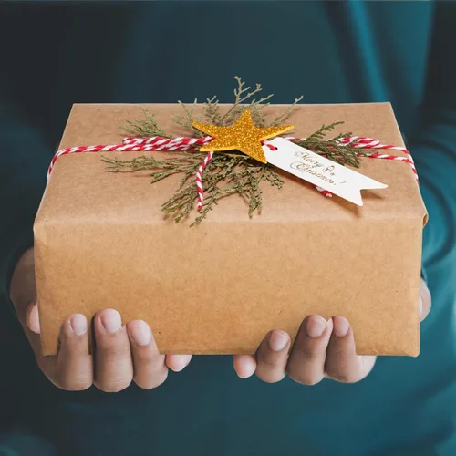 Vista 6 de Cholemy Juego de papel de regalo de Navidad de 15.7 pulgadas x 65.6 pies con ramas de pino natural, papel de estraza de algodón, calcomanías
