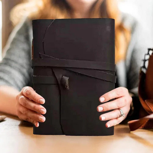 Vista 7 de Succor Diario de cuero genuino hecho a mano de 8 x 6 pulgadas, cuaderno de escritura rayado con 240 páginas de papel kraft gruesas, diario de viaje