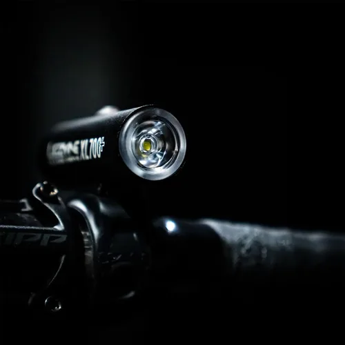 Vista 7 de LEZYNE Classic Drive 700XL - Luz frontal LED blanca recargable con USB IPX7 con múltiples modos de sólido y flash Soporte de correa versátil