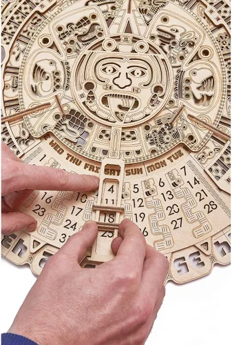 Vista 3 de Wood Trick - Kit de modelo mecánico de madera de calendario maya de pared - 41 cm - Rompecabezas de madera 3D para adultos, constructor