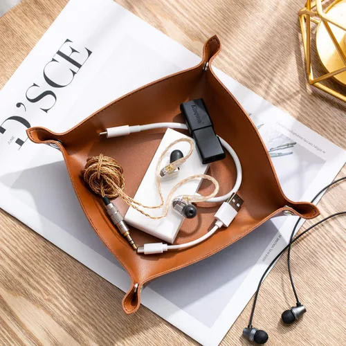 Vista 5 de SANQIANWAN Bandeja de valet de joyería de cuero sintético para mujeres y hombres, mesa de entrada portátil y mesita de noche, escritorio de noche