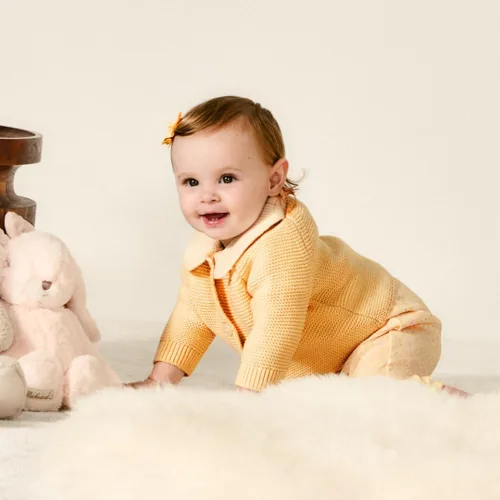 Vista 2 de Tienda Essentials x Sofia Grainge - Chaqueta unisex con cuello Peter Pan para niños pequeños y bebés