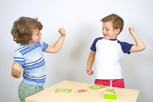 Vista 5 de Blue Orange Paco's Party, divertido juego de cartas para niños, juego familiar para niños de 2 a 6 jugadores. Recomendado para edades de 5