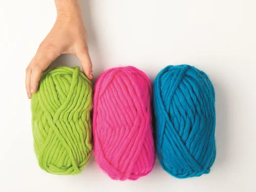 Vista 3 de Knit Picks Tuff Puff 100% lana súper voluminosa - madeja de 100 gramos (negro)
