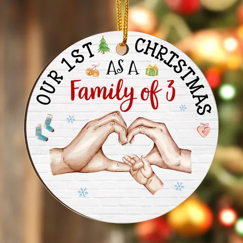 Vista 5 de Gossby Adorno de Navidad acrílico para la familia de 3 – Adorno de madera para la primera Navidad del bebé – Nuestra primera Navidad como familia