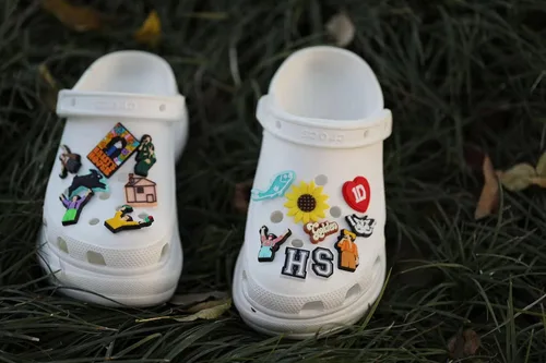 Vista 4 de Dijes de cocodrilo cantante TS HS BE Merch de PVC para zapatos de zueco de zapatos, pulsera, regalo de fiesta, Cloruro de polivinilo, No es una