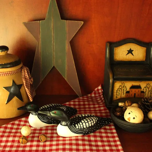 Vista 5 de CVHOMEDECO. Primitives - Estatuilla rústica con grabado a mano y madera pintada, acento decorativo, juego de 2