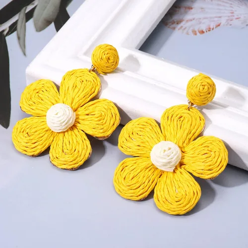 Vista 2 de Vogueknock Aretes de ratán para mujer, estilo bohemio, rafia, envueltos en paja, aretes colgantes de gota de flores, joyería de playa tropical