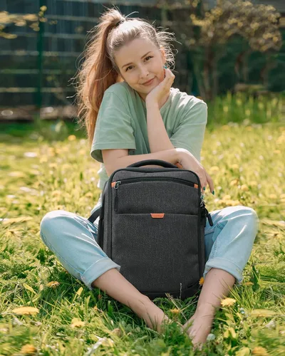 Vista 8 de Inateck Mochila de viaje expandible de 17-20L para laptop aprobada por aerolíneas, equipaje de cabina de 3 vías resistente a salpicaduras
