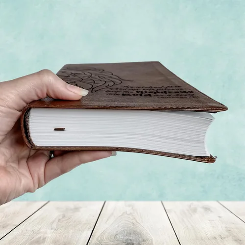 Vista 5 de Biblia de estudio concisa ESV Personalizado con nombre El diseño personalizado está grabado a mano y grabado con láser Regalo para: bautismo