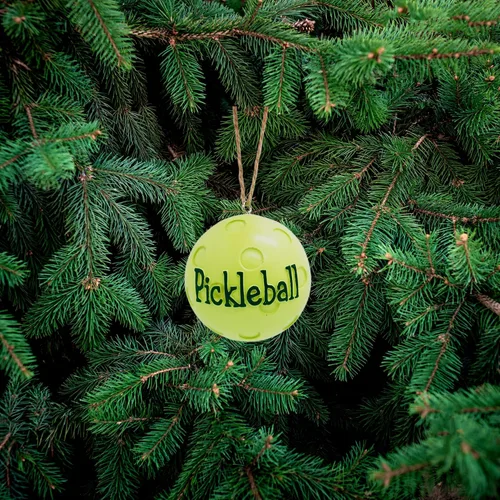 Vista 6 de Adorno de pickleball verde brillante, decoración navideña colgante, decoración única para árbol de Navidad, 2.5 pulgadas