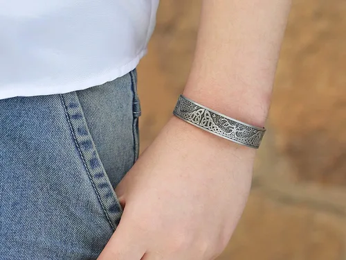 Vista 2 de Yggdrasil - Pulsera de acero inoxidable con diseño del árbol de la vida del mundo para el cuidado de la salud, para hombre (plata antigua), Zinc,