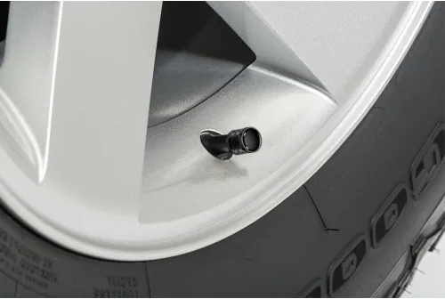 Vista 2 de iPick Image Para Dodge Scat-Pack en blanco sobre barril de fibra de carbono real, tapas de vástago de válvula de neumático de aluminio negro