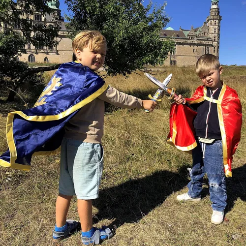 Vista 6 de Liontouch Mini espadas de juguete de león para dos niños, azul y rojo, espada de bolsillo medieval de caballero para juegos de simulación en espuma