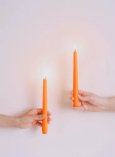 Vista 3 de Juego de 6 velas cónicas de cera de abeja natural de 10 pulgadas, color naranja brillante