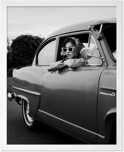 Vista 24 de Póster de arte de moda de Poster Master - Mujer en impresión de auto clásico - Arte en blanco y negro - Arte fotográfico - Arte de autos - Arte