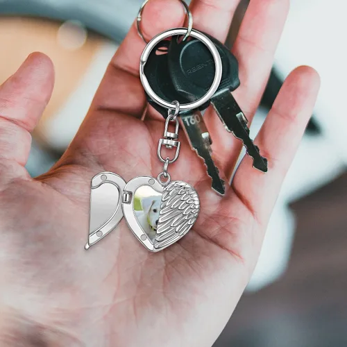 Vista 4 de Jovivi Llavero personalizado con medallón de alas de ángel con foto de corazón para mujer, doble cara, imagen y texto personalizados, accesorios