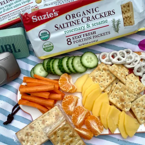 Vista 7 de Galletas Saladas Orgánicas Suzie's, Romero y Sésamo, Bocadillos Horneados Gourmet Saludables para Adultos y Niños - Paquete de 6, 8.8 oz Cada Una