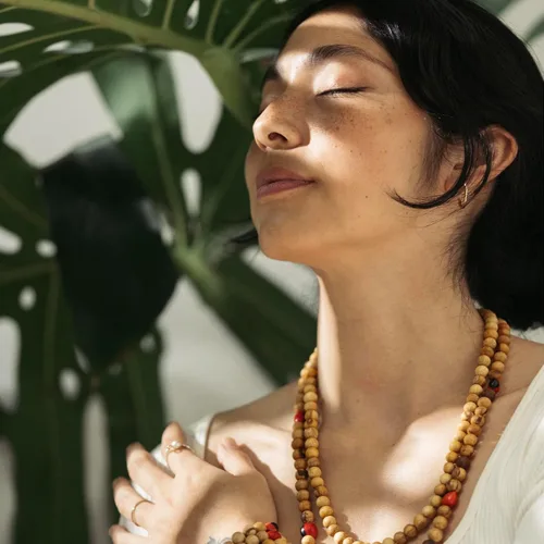 Vista 6 de Luna Sundara Collar Palo Santo hecho a mano en Perú altamente aromático y espiritualmente limpiador