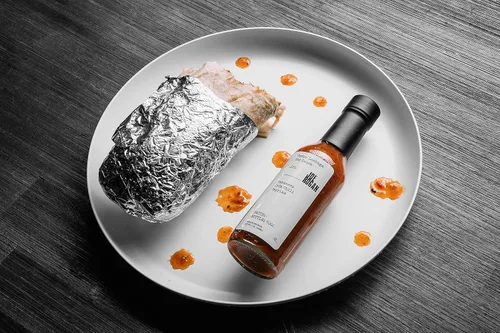 Vista 2 de Joe Rogan x Señor Lechuga Hot Sauce .121 Habanero, Urfa Chili, Pimentón