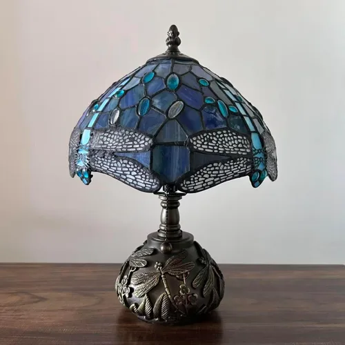 Vista 5 de Tiffany Lámpara de mesa con diseño de libélula azul, bombilla LED con vitral, incluye base de libélula para sala de estar, dormitorio, mesita