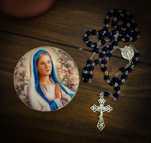 Vista 8 de Juego de rosario religioso de la Virgen María que rezaba a la Virgen María incluye caja de joyería de la Virgen en Oración caja de lata y rosario