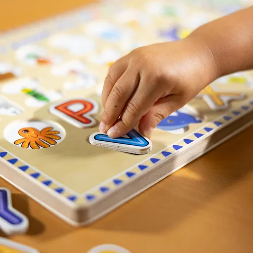 Vista 7 de Melissa & Doug Rompecabezas de madera con sonido del alfabeto - Rompecabezas de madera con efectos de sonido (26 piezas) - Certificado FSC