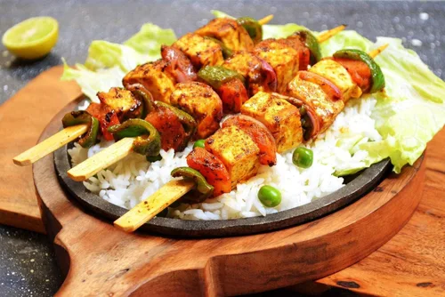 Vista 5 de Sahishnu - Juego de platos para fajita en línea y marketing, plato redondo chisporroteante para brownie/bandeja con base de madera y mango redondo