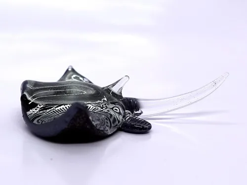 Vista 4 de Manta Ray - Figura de cristal hecha a mano – Pequeño animal de vidrio soplado – Escultura coleccionable en miniatura – Regalo único de decoración