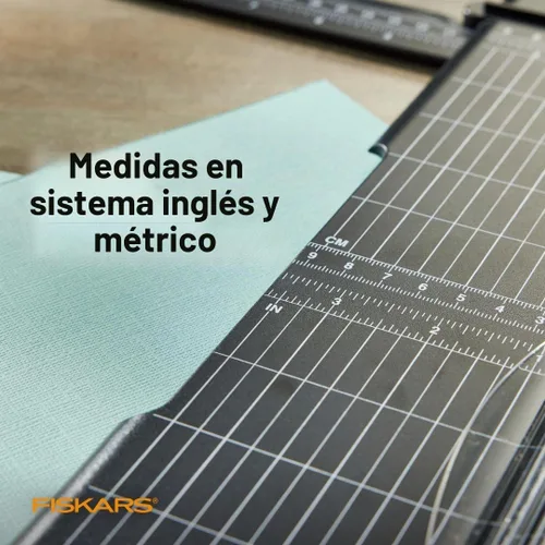 Vista 5 de Fiskars Recortadora de papel portátil reciclada SureCut™ - Longitud de corte de 12 pulgadas - Cortador de papel para manualidades y oficina