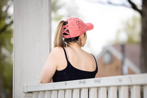 Vista 6 de Funky Junque - Sombrero de cola de caballo para mujer, gorra de béisbol con ajuste ajustable y cola de caballo alta cruzada para uso diario