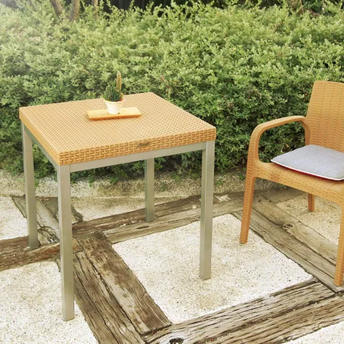 Vista 2 de Lagoon Russ - Juego de mesa de comedor de ratán con una mesa y dos sillas, color negro