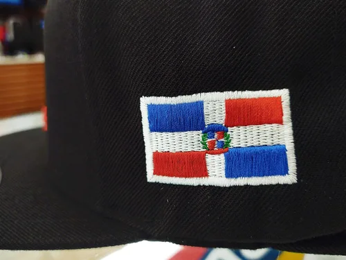 Vista 3 de Escudo bordado de República Dominicana y tapa trasera a presión de bandera Negro