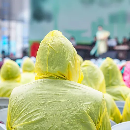 Vista 4 de Paquete de 12 ponchos de lluvia transparentes con capucha para adultos, familia, 3 colores, impermeables de emergencia de 51.1 pulgadas