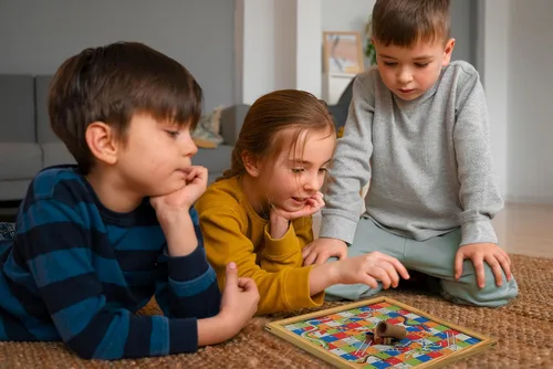 Vista 4 de Madera de pino hecha a mano hecha a mano 2 en 1 Ludo serpientes magnéticas y escaleras juego de mesa de viaje completo para adultos y familia