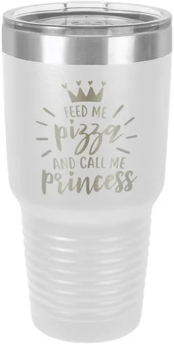 Vista 18 de Vaso grabado con pajita y tapa superior deslizante de acero inoxidable para viaje con texto en inglés "FEED ME PIZZA AND CALL ME PRINCESS