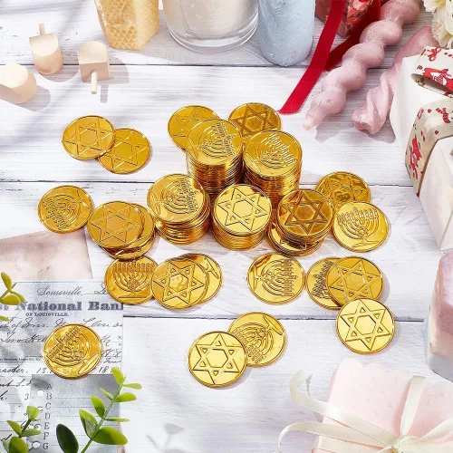 Vista 7 de WEBEEDY 100 monedas de plástico de oro Hanukkah moneda de juego de plástico pirata búsqueda del tesoro moneda para pirata aventura temática fiesta