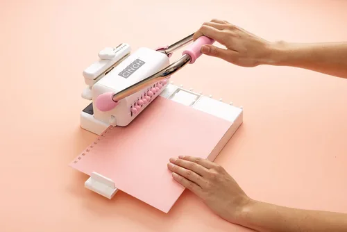 Vista 5 de We R Memory Keepers, Máquina Encuadernadora de Libros Cinch 2, Rosa/Blanco, Diseño Fácil de Usar con Regla Deslizante, Compatible con Bobinas