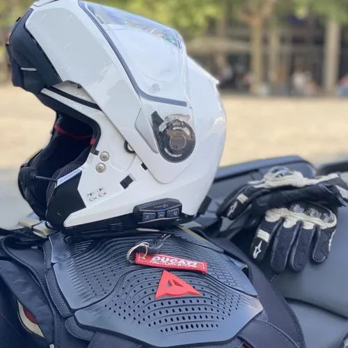 Vista 8 de Interphone UCOM4 - Comunicación Bluetooth para motocicleta - 4 conductores de hasta 1.0 mi de alcance - Batería 15 horas - Cascos auriculares