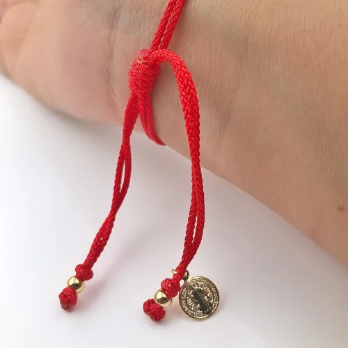 Vista 3 de St Benedict Coin Medal on Adjustable Red Cord Wrist Adjustable Bracelet