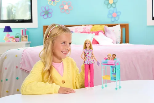 Vista 2 de Barbie Careers - Juego de doctora de bebés con muñeca rubia de moda, 2 muñecas de bebé, mesa de examen y accesorios