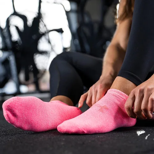 Vista 5 de Under Armour Women's Essential 2.0 Lightweight No Show Socks, 6-Pairs
