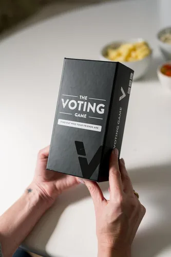 Vista 8 de The Voting Game - El divertido juego de cartas de fiesta para adultos sobre descubrir quiénes son tus amigos para fiestas de elefantes blancos