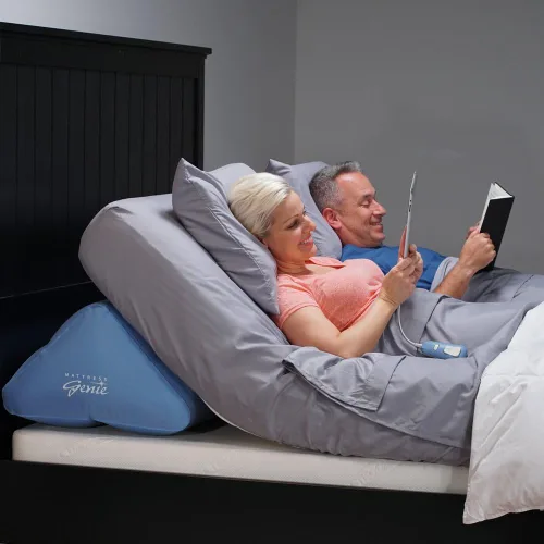 Vista 2 de Contour Mattress Genie - Cuña inflable Tamaño King, portátil, convierte cualquier cama en una alternativa de alquiler de cama de hospital
