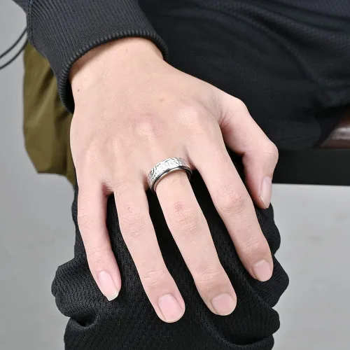 Vista 5 de Anillos de acero inoxidable para hombre, anillos martillados coloridosdoradoplatanegro, anillos de ansiedad de moda, anillos de boda, joyería