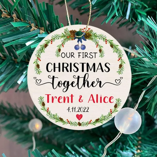 Vista 4 de Adorno de decoración de pareja juntos Navidad 2025, Adorno personalizado de nuestra primera Navidad juntos, regalo para citas, aniversario, pareja