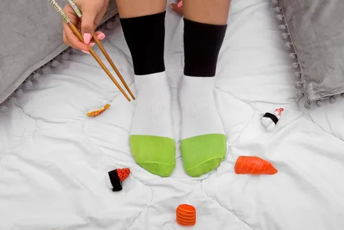 Vista 7 de Rainbow Socks Calcetines para hombre y mujer en caja de sushi salmón pepino maki, 2 pares