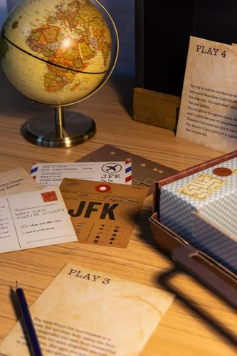 Vista 5 de Fizz Creations Resuelve el caso – Juego de Escape Room 3D en una maleta portátil con 5 juegos únicos, cartas de pistas y rompecabezas 3D – Noche