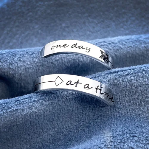 Vista 2 de Vrycot anillo ajustable de acero inoxidable para mujer, con frase inspiradora keep going y never give up, anillo modernos y apilables, regalo